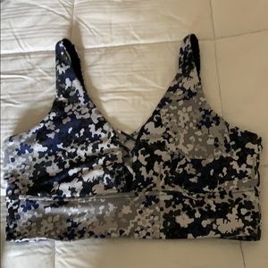 Gap size med camo sport bra.